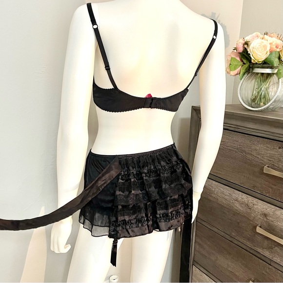 34B VS Victoria’s Secret Sexy little things Pink heart Bra & ruffle garter skirt - Picture 5 of 14